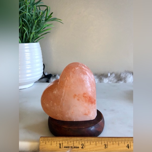 NWOT Heart Shaped Himalayan Salt Lamp - Picture 3 of 6